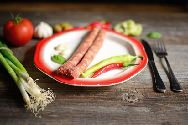 Porción de salchichas en plato con tomate, cebolla fresca, frio p — Foto de Stock