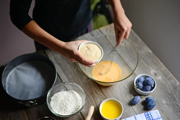 Baking: Woman prepare the eggs for butter and flour, and finally — Stock Photo, Image