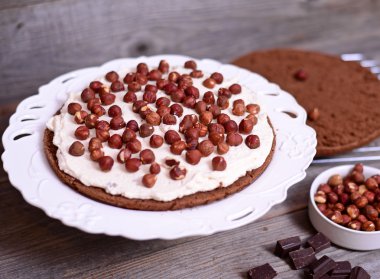 Ahşap arka plan üzerinde Fındıklı çikolatalı kek