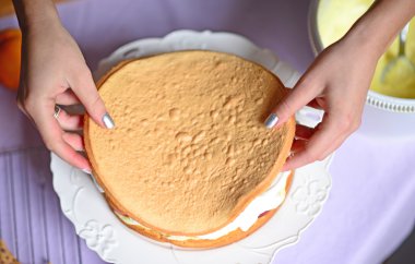 Doldurma ve Katmanlar yığınlama. Yapma şeftali Layer Cake