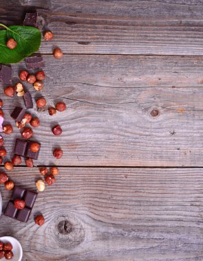 Taze fındık ve ahşap zemin üzerine koyu çikolata