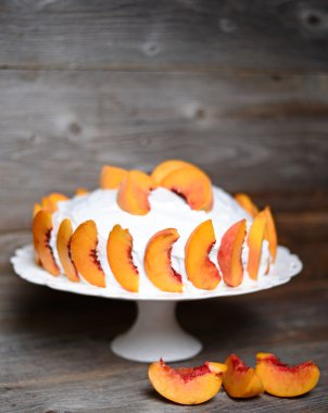 Ahşap arka plan üzerinde taze şeftali pasta