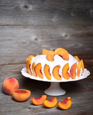 Ahşap masa üzerinde taze şeftali pasta