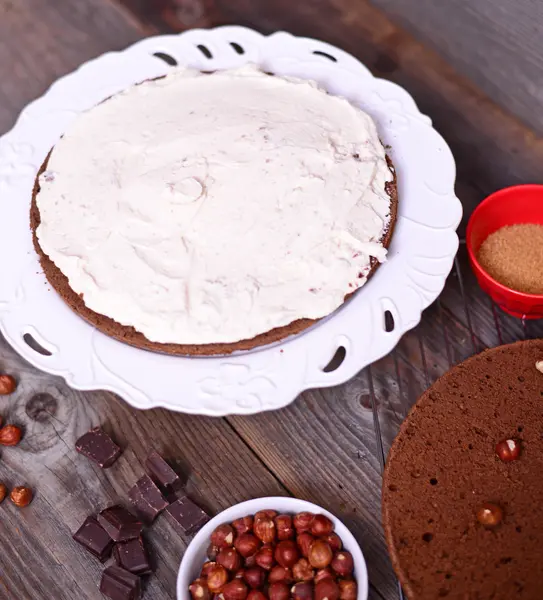 Torta al cioccolato con noci e crema di formaggio — Foto Stock