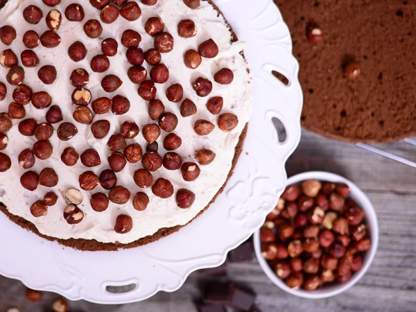 Bolo de chocolate com nozes — Fotografia de Stock