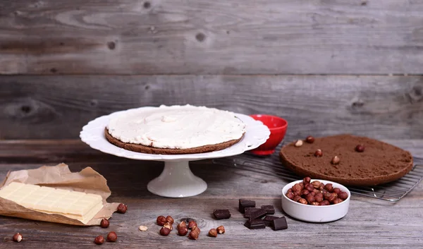 Pastel de chocolate con nueces, chocolate negro y blanco en bac de madera — Foto de Stock