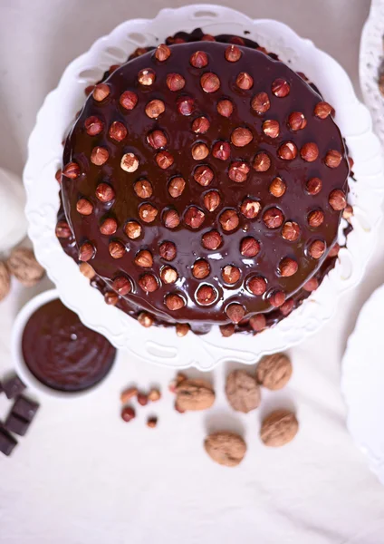Смачні шоколадні торти з лісовим горіхом на столі крупним планом — стокове фото