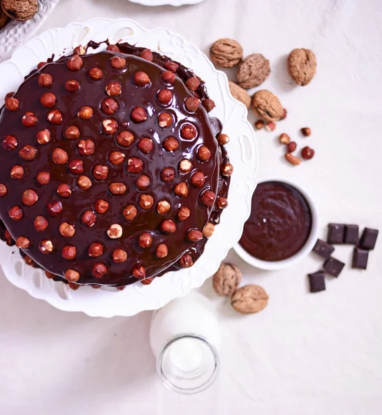 Köstliche Schokoladenkuchen mit Haselnüssen auf dem Tisch aus nächster Nähe — Stockfoto