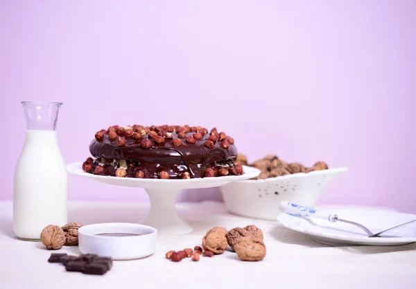 Deliciosos pasteles de chocolate con avellana en la mesa con nueces, choc — Foto de Stock