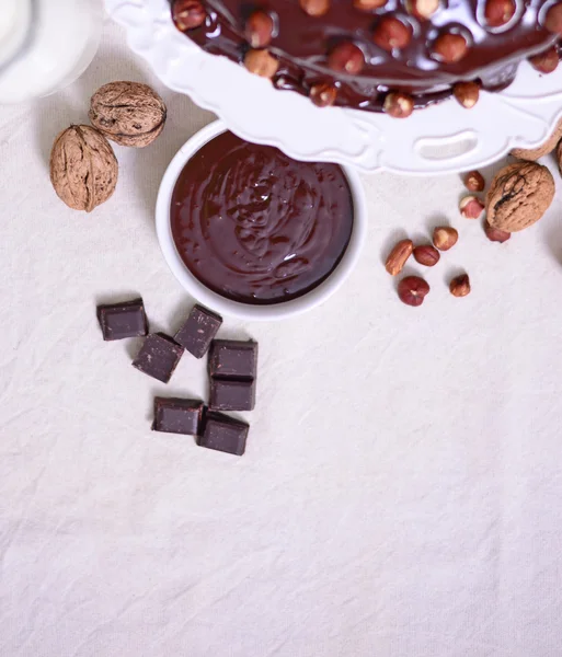 Deliziose torte al cioccolato con nocciola sul tavolo, primo piano di ch — Foto Stock