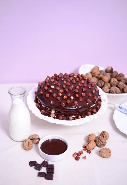 Pyszne ciasta czekoladowe z orzechami na stole — Zdjęcie stockowe