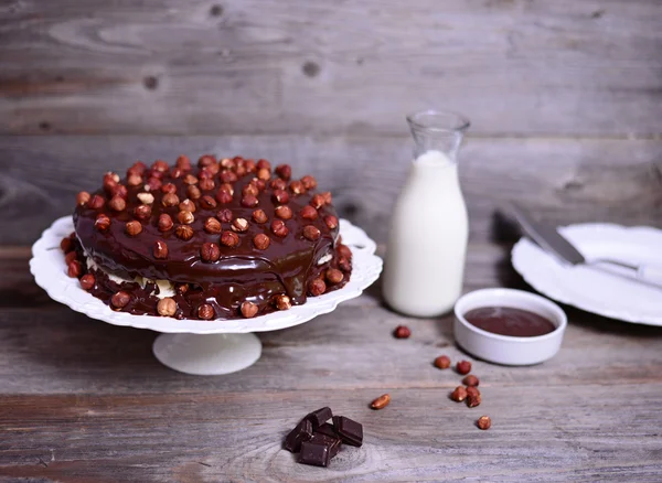 Смачні шоколадні торти з лісовим горіхом на дерев'яному фоні — стокове фото