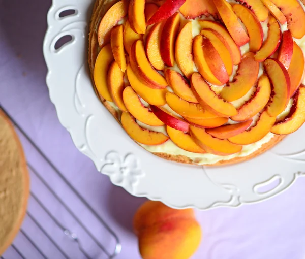 Pastel de melocotón fresco en la mesa — Foto de Stock