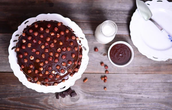 Kue Hazelnut-coklat dengan latar belakang kayu — Stok Foto