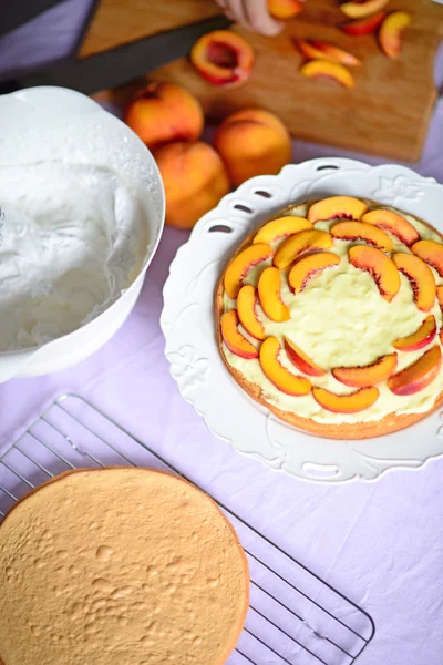 Виготовлення персикового сирного торта — стокове фото