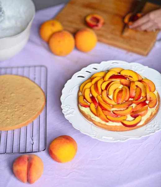 Подготовка персикового торта — стоковое фото