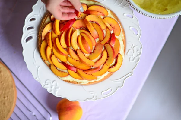 Женщина делает персиковый пирог — стоковое фото