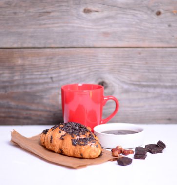 Beyaz ahşap zemin üzerine çikolatalı kruvasan