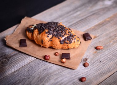 Ahşap masa üzerinde çikolatalı kruvasan