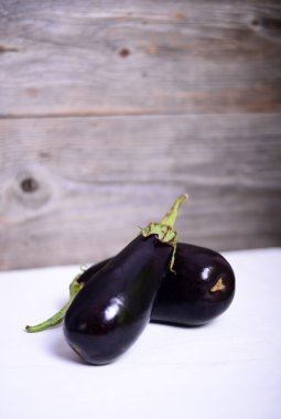 Beyaz ahşap masa üzerinde patlıcan