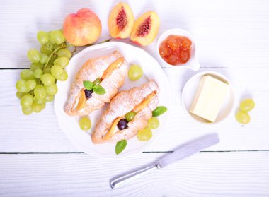 Beyaz zemin üzerine taze meyve kruvasan