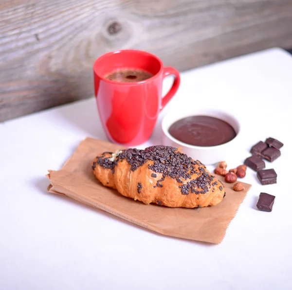 Croissant al cioccolato su sfondo bianco in legno — Foto Stock