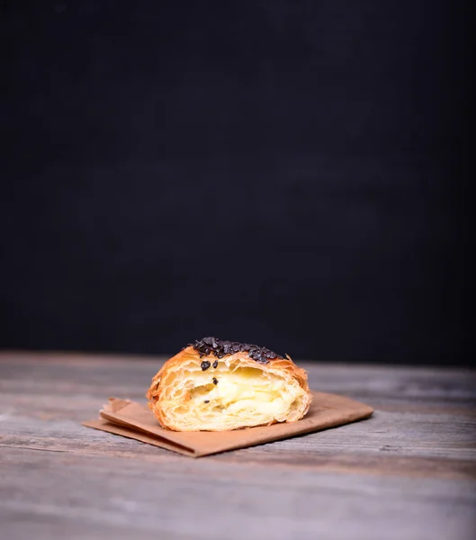 Croissant al cioccolato su fondo di legno — Foto Stock