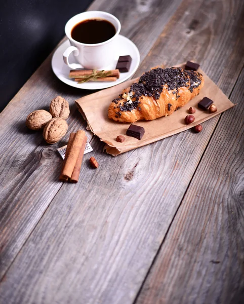 Chocolate croissant with coffee on table — Stock Photo, Image