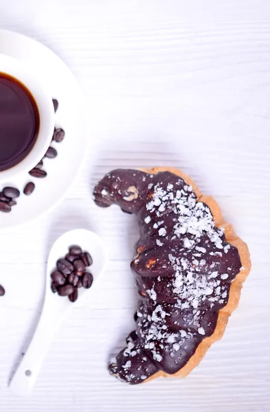 Close-up van chocolade croissant op witte achtergrond — Stockfoto