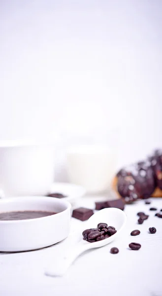 Nahaufnahme von Kaffeebohnen auf weißem Hintergrund — Stockfoto