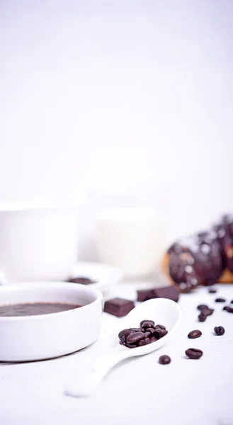 Primer plano del grano de café sobre fondo blanco — Foto de Stock