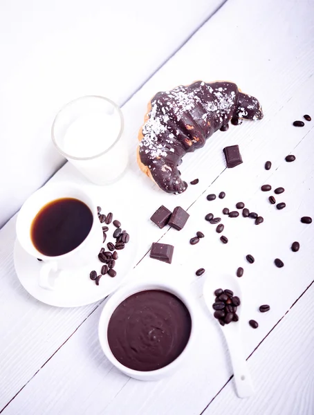 Fresh chocolate croissant with coffee and chocolate on white bac — Stock Photo, Image