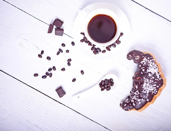 Croissant de chocolate fresco con café y chocolate en bac blanco — Foto de Stock