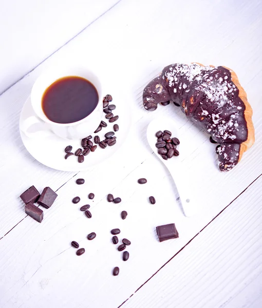 Verse chocolade croissants met koffie en chocolade op wit bac — Stockfoto