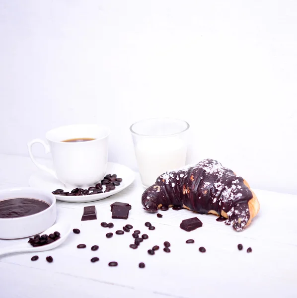 Verse chocolade croissants met koffie op witte achtergrond — Stockfoto