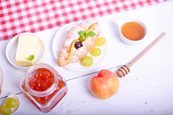 Fresh fruit croissant on white background — Stock Photo, Image