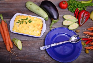 Sağlıklı kabak lazanya bolognese bir pişirme çanağı içinde