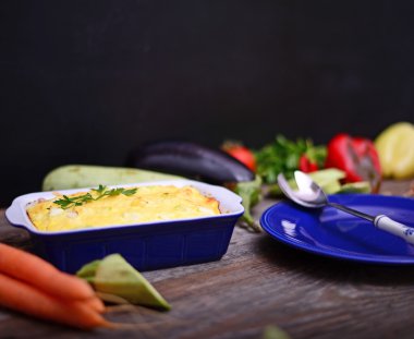 Sağlıklı kabak lazanya bolognese içinde bir pişirme çanağı üzerinde ahşap ta