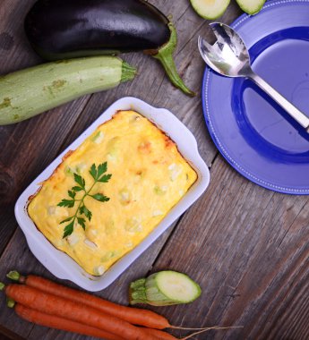 Sağlıklı kabak lazanya bolognese içinde bir pişirme çanağı üzerinde ahşap ta