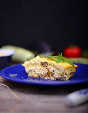 Sağlıklı kabak lazanya bolognese ahşap masa üzerinde mavi plaka üzerinde