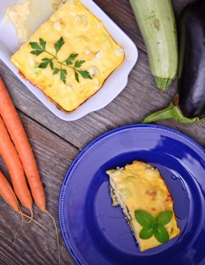 Sağlıklı kabak lazanya bologneseon mavi plaka ve pişirme çanağı