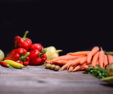 ahşap zemin üzerinde sebze