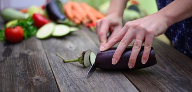 Kadın eli kesilmiş taze patlıcan