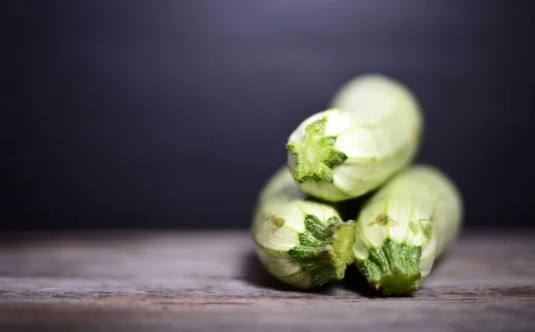 Zucchinis frescos sobre fondo de madera — Foto de Stock