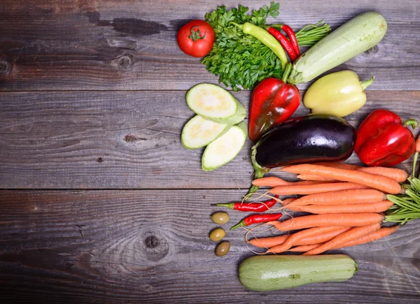 Verduras sobre fondo de madera — Foto de Stock