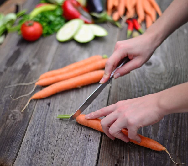 Zanahoria fresca cortada a mano de mujer — Foto de Stock
