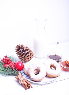 Beyaz ahşap masa üzerinde Noel kahvaltı için çörek