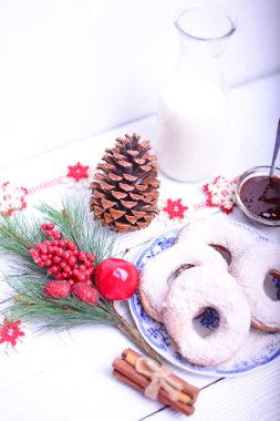 Beyaz ahşap masa üzerinde Noel kahvaltı için çörek