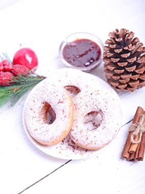 Beyaz ahşap masa üzerinde Noel kahvaltı için çörek