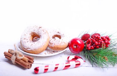 Beyaz ahşap masa üzerinde Noel kahvaltı için çörek